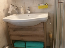 Bad mit Dusche und Fussbodenheizung, Fenster