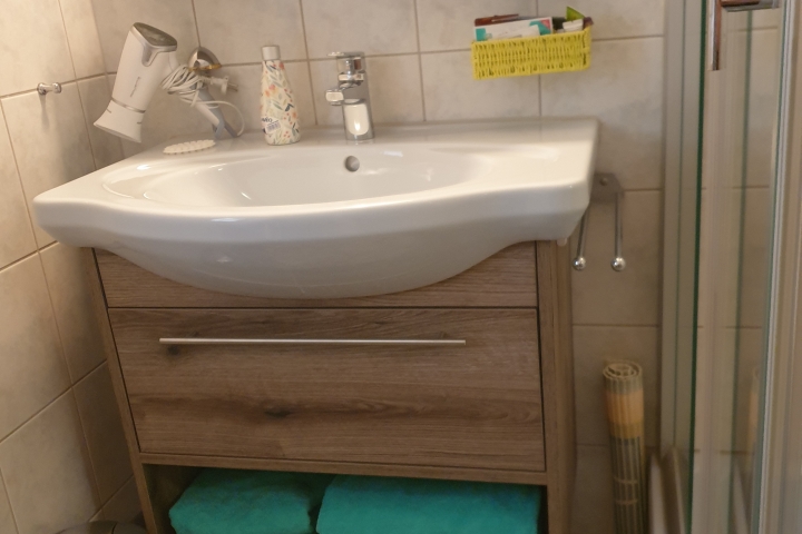 Badezimmer in jeder Fewo gleich, Fussbodenheizung, Fenster