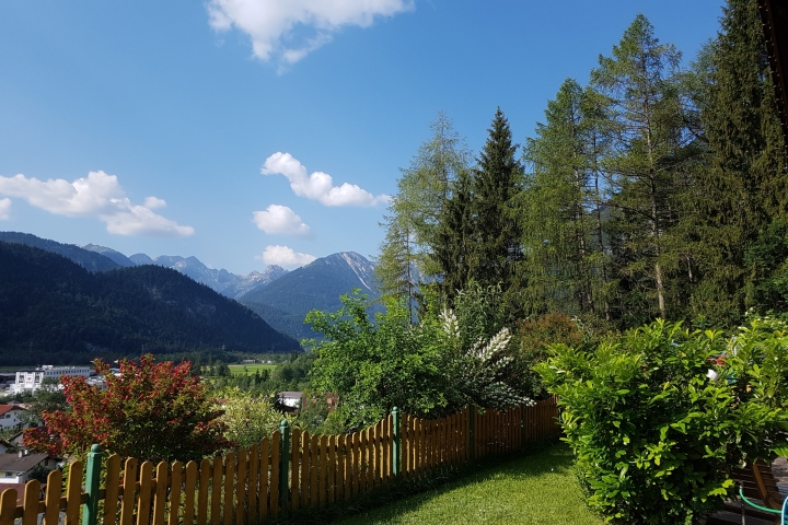 Ausblick Terrasse und Südbalkon von unserem Garten
