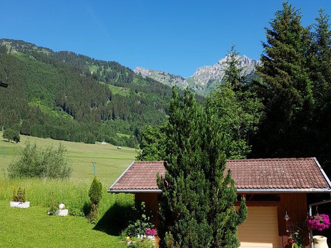 Ausblick FEWO zum Hahnenkamm - unser Garten- Südbalkon und Terrassenwohnung