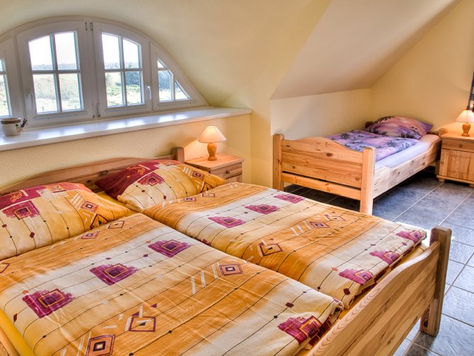 Ferienhaus Daniela | Schlafzimmer 1 Doppel.- und 1 Einzelbett