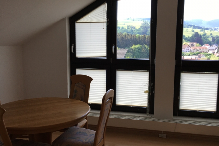 Ferien in Gersfeld Fliegerstr. | Essbereich im Wohnzimmer mit Ausblick