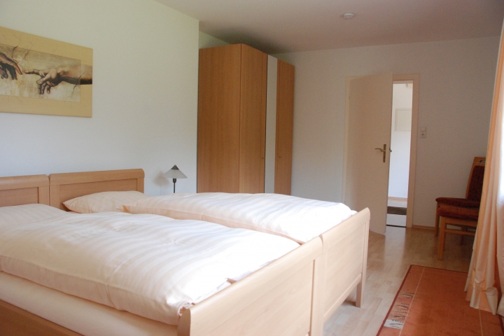 Schlafzimmer 1, Doppelbett und Schrank