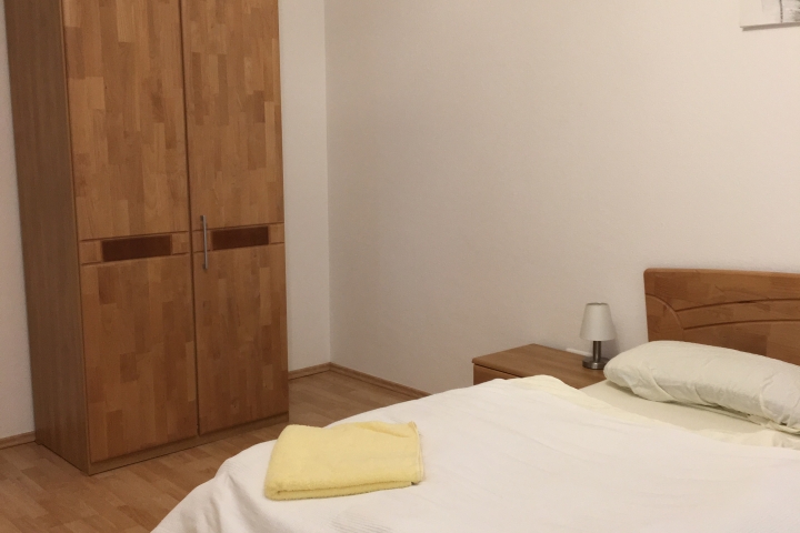 Schlafzimmer 2, Schrank, Doppelbett