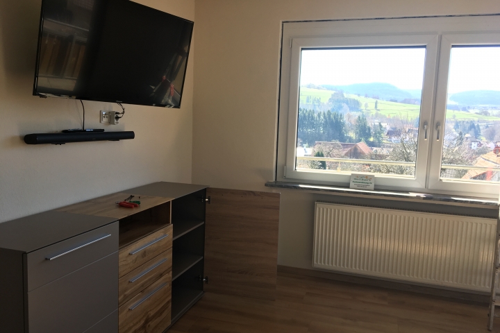 Wohnzimmer mit Blick in den Garten / Gersfeld und umgebende Berge