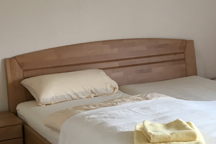 Schlafzimmer mit Doppelbett