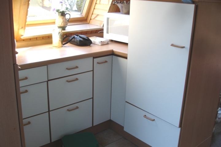 Küchenzeile mit Mikrowelle und Kühlschrank