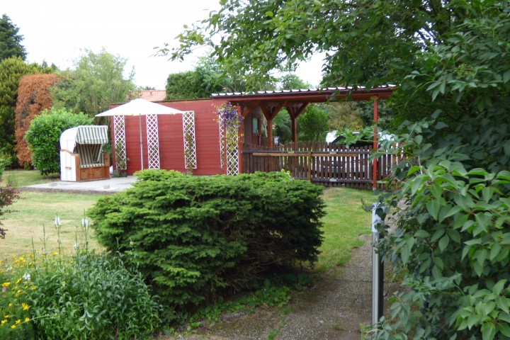 Terrasse mit Strandkorb, Carport