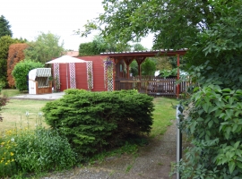 Terrasse mit Strandkorb, Carport