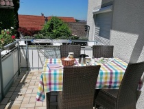 Große Terrasse mit Tisch, Stühlen, 2 Liegestühle, Wäscheständer und Markise