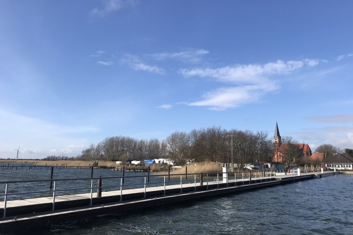 Der Wustrower Hafen im Saaler Bodden. Von hier aus starten Ausflugsschiffe, auch um Kraniche oder Seeadler zu beobachten.
