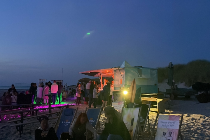 Bar am Strand je nach Wetterlage im Sommer ist ein Höhepunkt. Ein Drink am Strand und den Sonnenuntergang genießen.