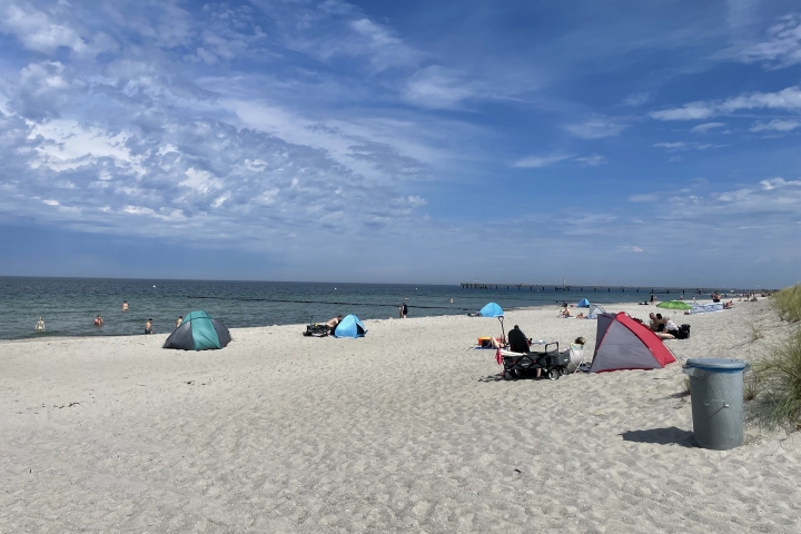 Unser schöner Strand, im Hintergrund die Seebrücke