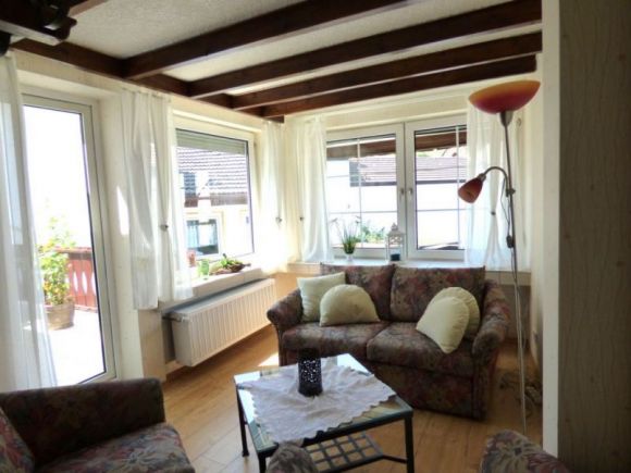 Relaxen im alten Winzerhaus OG | Wohnzimmer mit Couch und Ausgang zum Balkon