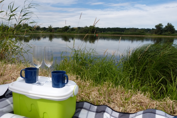 Picknick an der Oder nach der Ernte. Kühlbox ins Auto und ab gehts!