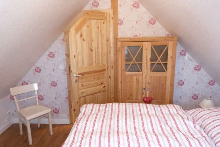 Schlafzimmer 1 mit Doppelbett (180 x 200 cm). Bettwäsche ist bereits aufgezogen.