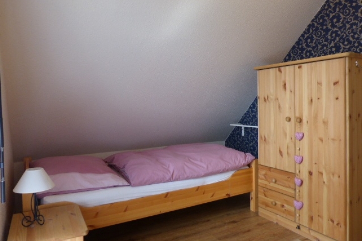Schlafzimmer 2 mit zwei Einzelbetten (90 x 200 cm)