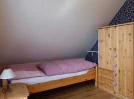 Schlafzimmer 2 mit zwei Einzelbetten (90 x 200 cm)