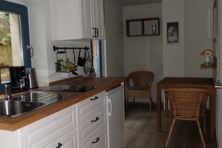 kleine Wohnung (A), Küchenzeile mit Essplatz