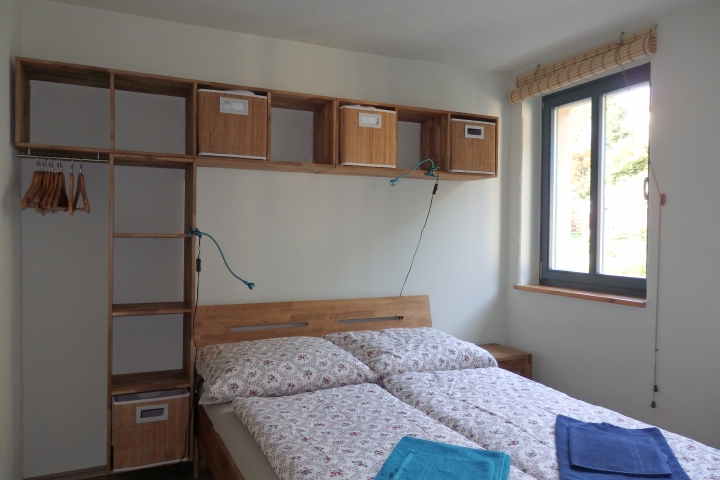 mittelgroße Wohnung (C + D), Schlafzimmer mit Doppelbett