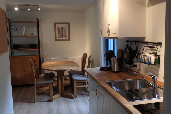 Ferienwohnungen Herberge Landstreicher | mittelgroße Wohnung (D), Küchenzeile und Essplatz
