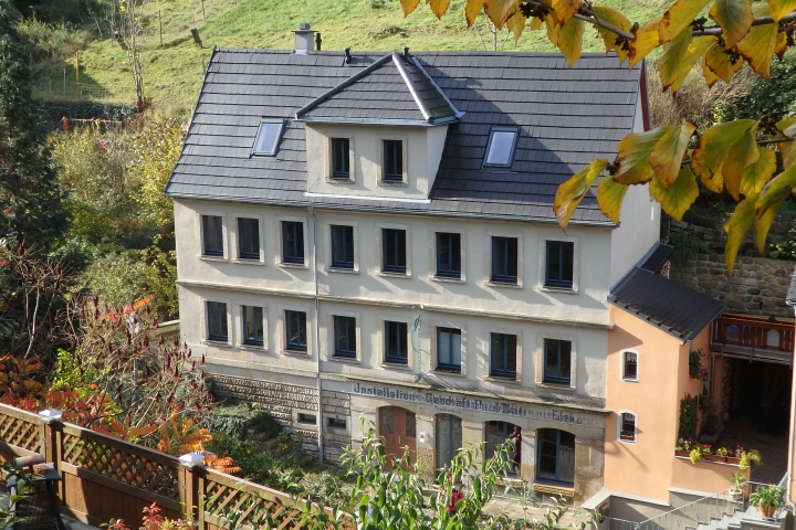 Ferienwohnungen Herberge Landstreicher | Das Haus vom gegenüberliegenden Hang aus gesehen