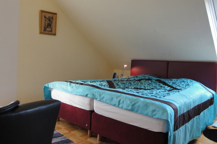 Schlafzimmer auf die Etage mit neue Boxspring Betten