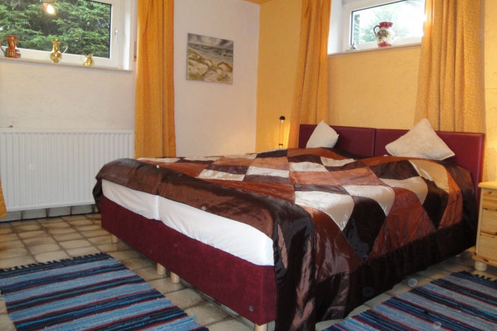 Schlafzimmer im Kellergeschoss mit neue Boxspring Betten.
