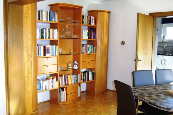 Deutsche und Holländische Bücher reichlich da.