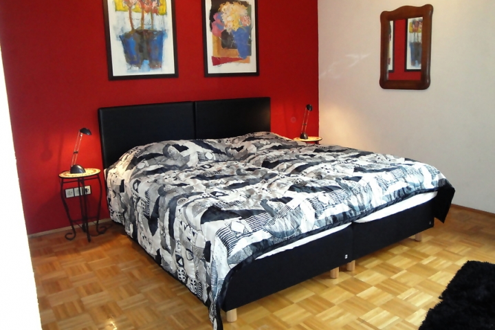 Schlafzimmer auf die Ebene mit neue Boxspring Betten
