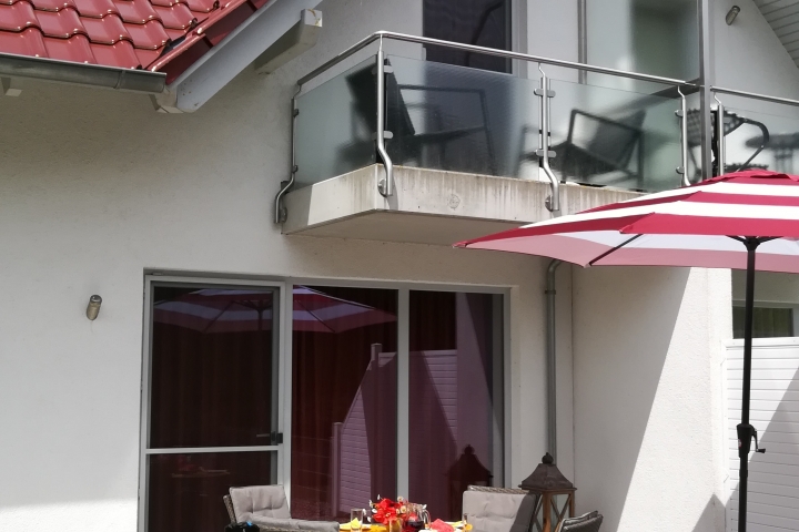 Ferienwohnungen Domizil EDEN | Schaukelsessel auf dem Balkon