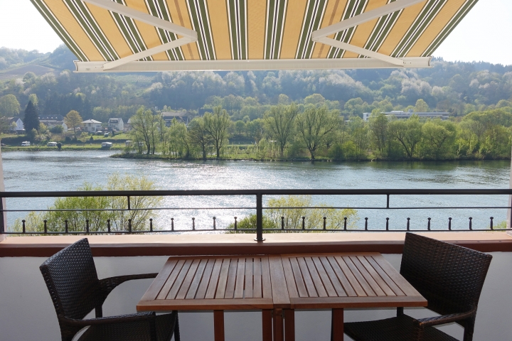 Der geschützter Balkon mit Sonnenschutz ist süd-westlich ausgerichtet.