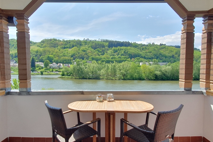 Der Balkon mit Mittag- und Abendsonne