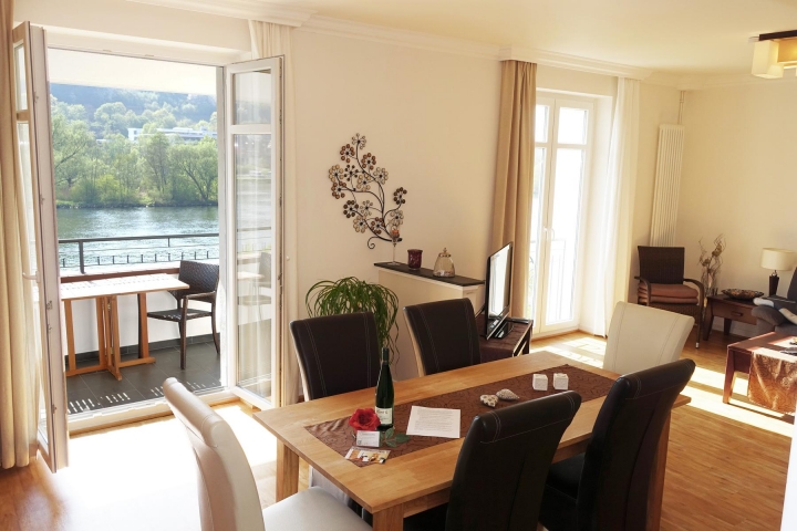 Großer Wohnraum mit Ausgang zum Balkon mit Moselblick