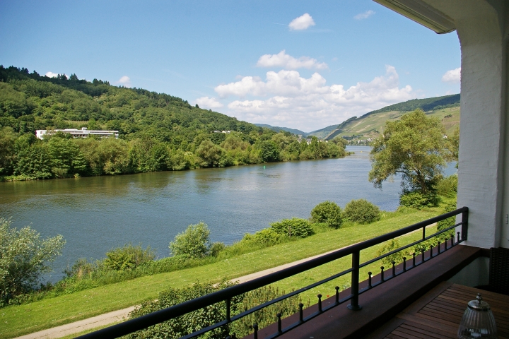 Geschützter Balkon mit Panoramablick, ganz nah am Wasser
