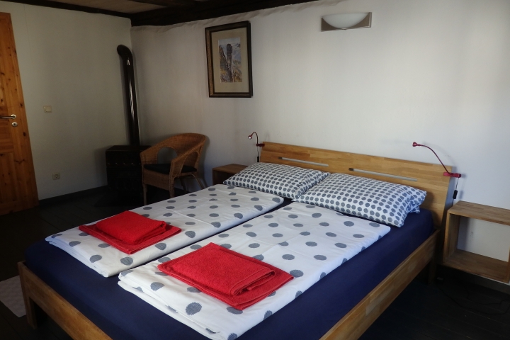 Schlafzimmer 1, ein Babybett kann auf Wunsch aufgestellt werden
