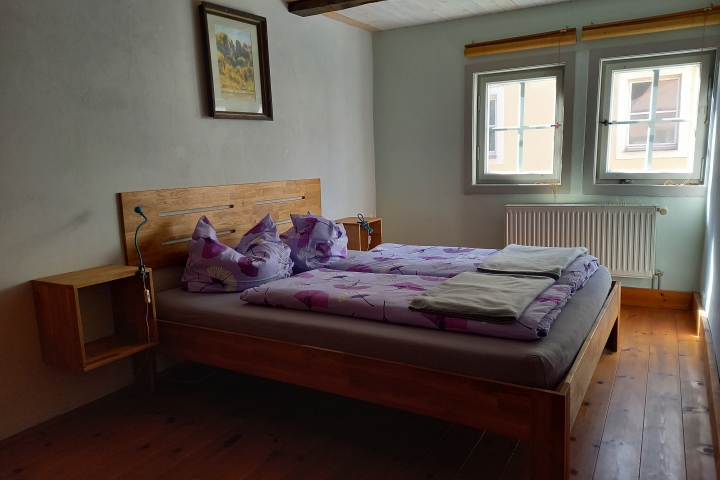 Schlafzimmer 2, auch hier hat das Babybett Platz