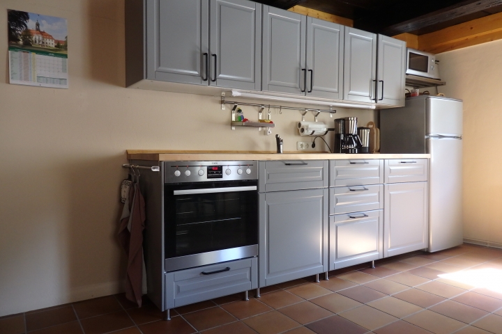 Küchenzeile mit Backofen, Cerankochfeld, Spüler, Kühlschrank mit Gefrierfach, Mikrowelle