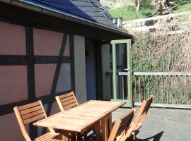 Terrasse mit Gartenmöblierung