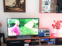 neuer sehr großer Fernseher im Wohnzimmer