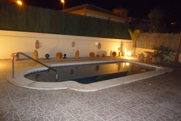 Poolbereich mit Aussendusche warm / kalt