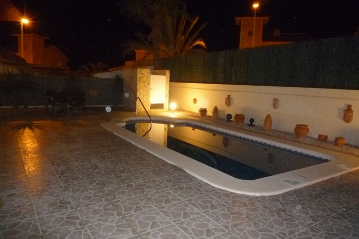Pool bei Nacht