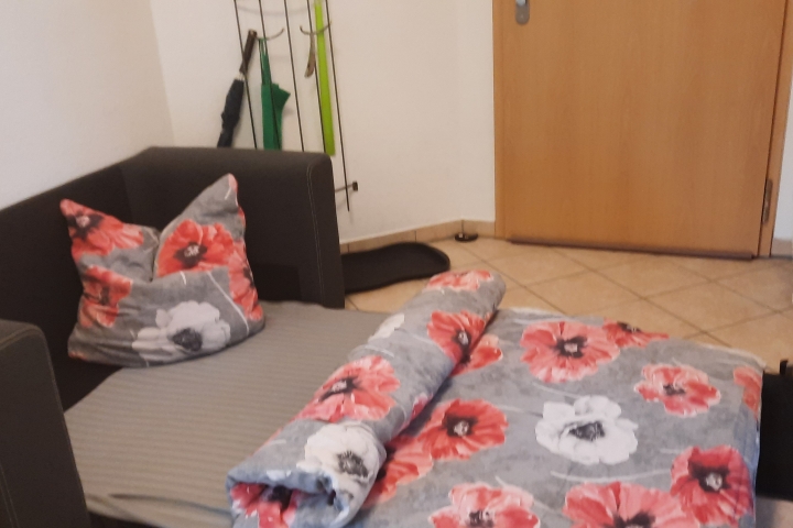 Schlafcouch, im Flur, als Bett hergerichtet