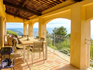 Villa mit Pool mit Panorama-Meerblick Villa mit Pool mit Panorama-Meerblick