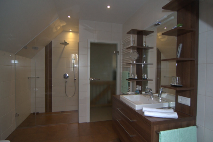 Große Bodenebene Ganzglasdusche mit Regendusche und Massagedusche