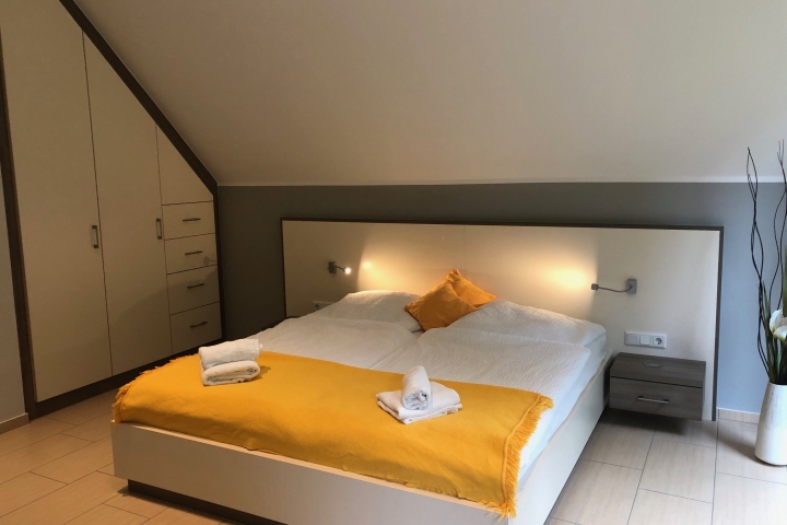 Schlafzimmer im OG mit Einbauschrank