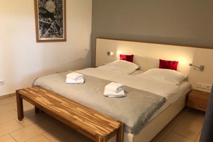 Schlafzimmer im EG mit Einbauschrank und TV