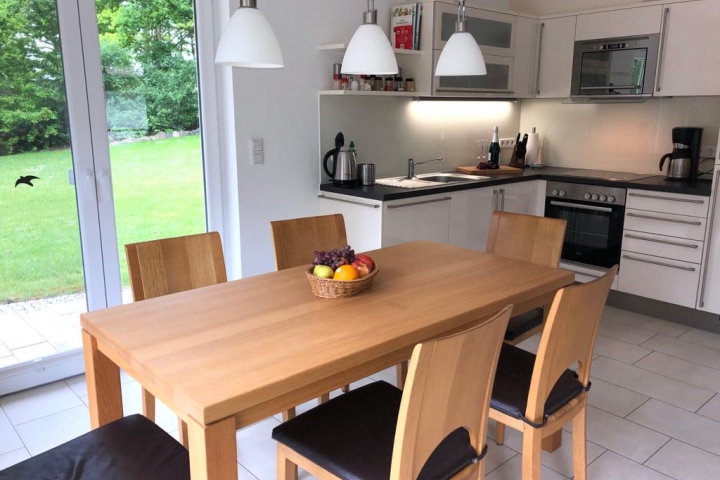 Großer Esstisch aus Eiche, genug Platz für 6 Personen