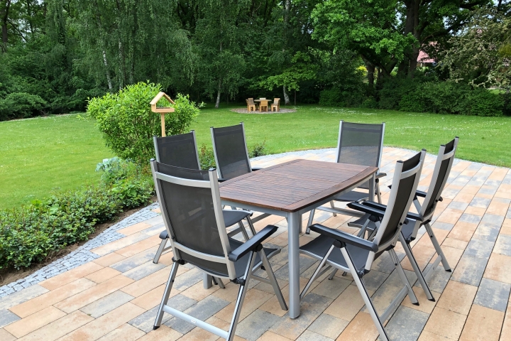 Blick von der Terrasse in den großen Garten