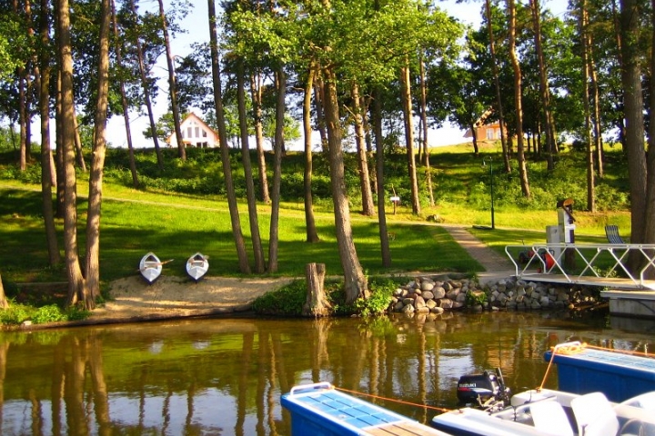 Steganlage/ Marina, im Hintergrund die Häuser